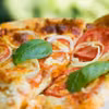 Pizza z pepperoni, pomidorami, cebulą i bazylią