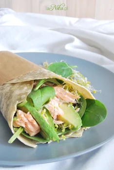 Zdrowa tortilla z łososiem, szpinakiem, awokado i kiełkami