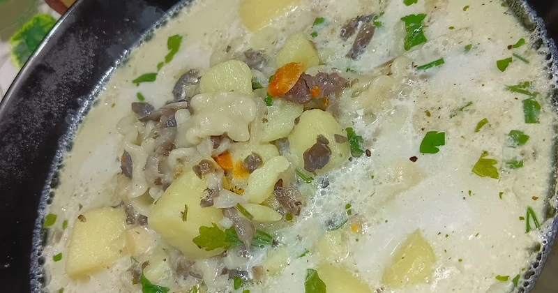 Zupa z tartej pieczarki z ziemniakami i makaronem