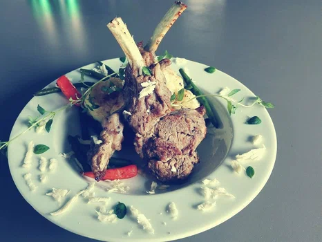 Cielęcina z grillowanymi warzywami i świeżym chrzanem