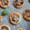 Pizzerinki z ciasta francuskiego - Przepis od Po Prostu Pycha