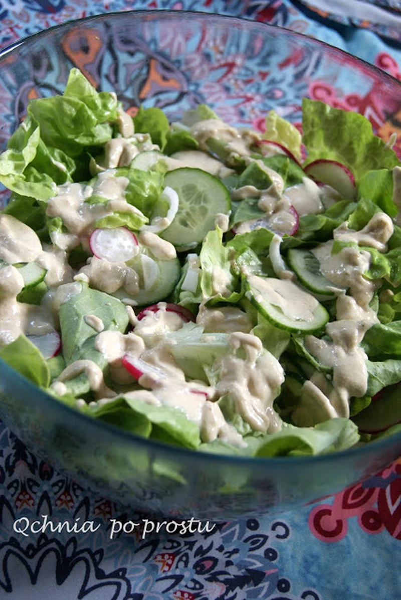 Sałata z dressingiem tahini