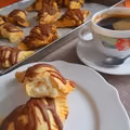 Drożdżowe pierożki z budyniem i czekoladą