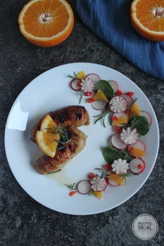 Aromatyczne mięso z ćwiartek z kurczaka pieczone w drobiowych skórkach