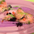 Gravlax z wiśniówką, sosem chrzanowym z kiszonymi burakami i jadalną ziemią