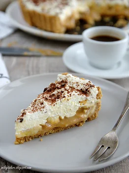 Tarta ciasteczkowa z bananami, toffi i bitą śmietaną (Banoffee)