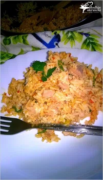 Brązowy ryż z tuńczykiem i ajvarem (na szybko)