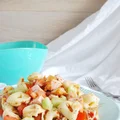 Sałatka z tortellini, ogórkiem, pomidorem i kurczakiem