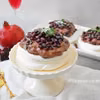 Mini pavlova z kremem czekoladowym i granatem