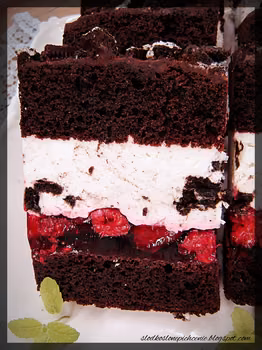 Ciasto czekoladowe z ciasteczkami Oreo i malinami