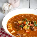 Zupa gulaszowa z pęczakiem i ziemniakami