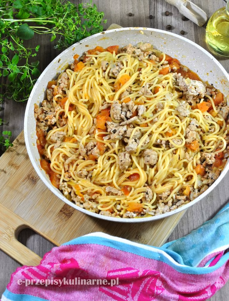 Jednogarnkowe Spaghetti Z Sosem Pomidorowym I Mięsem Mielonym