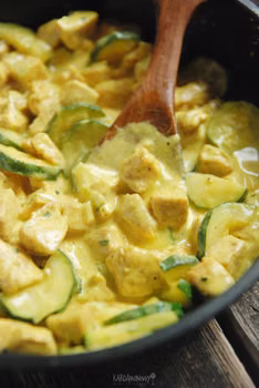 Kurczak z cukinią w jogurtowym sosie curry