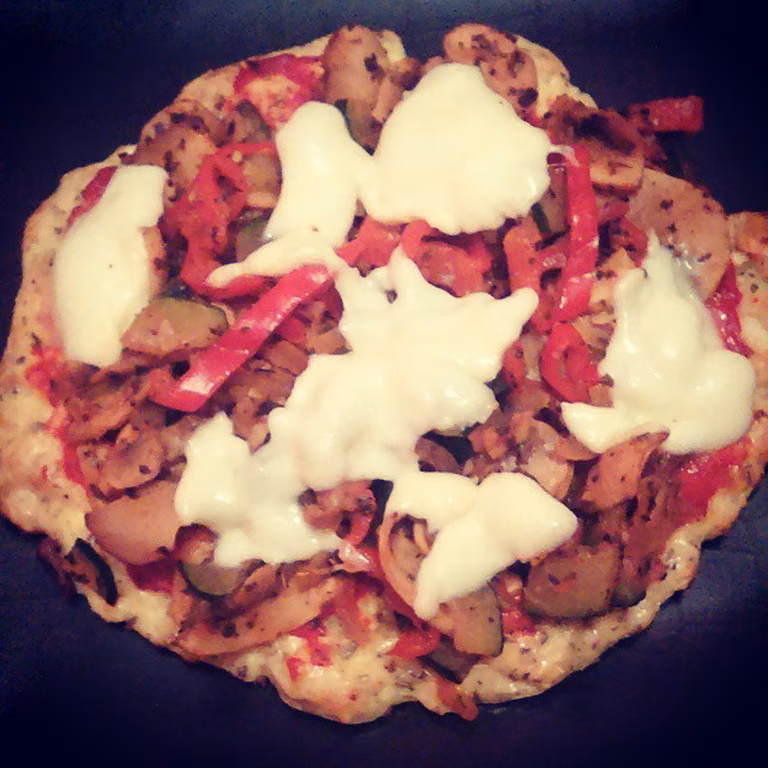 Zdrowa pizza na spodzie z twarogu