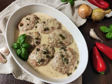 Mielone w jasnym sosie z kaparami.