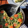 Puszysty omlet ze szpinakiem, liśćmi buraka, szczypiorkiem i pomidorkami