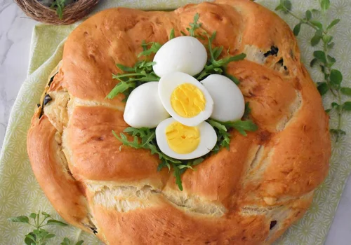 Wielkanocny chleb z trzema nadzieniami: serem, suszonymi pomidorami i oliwkami