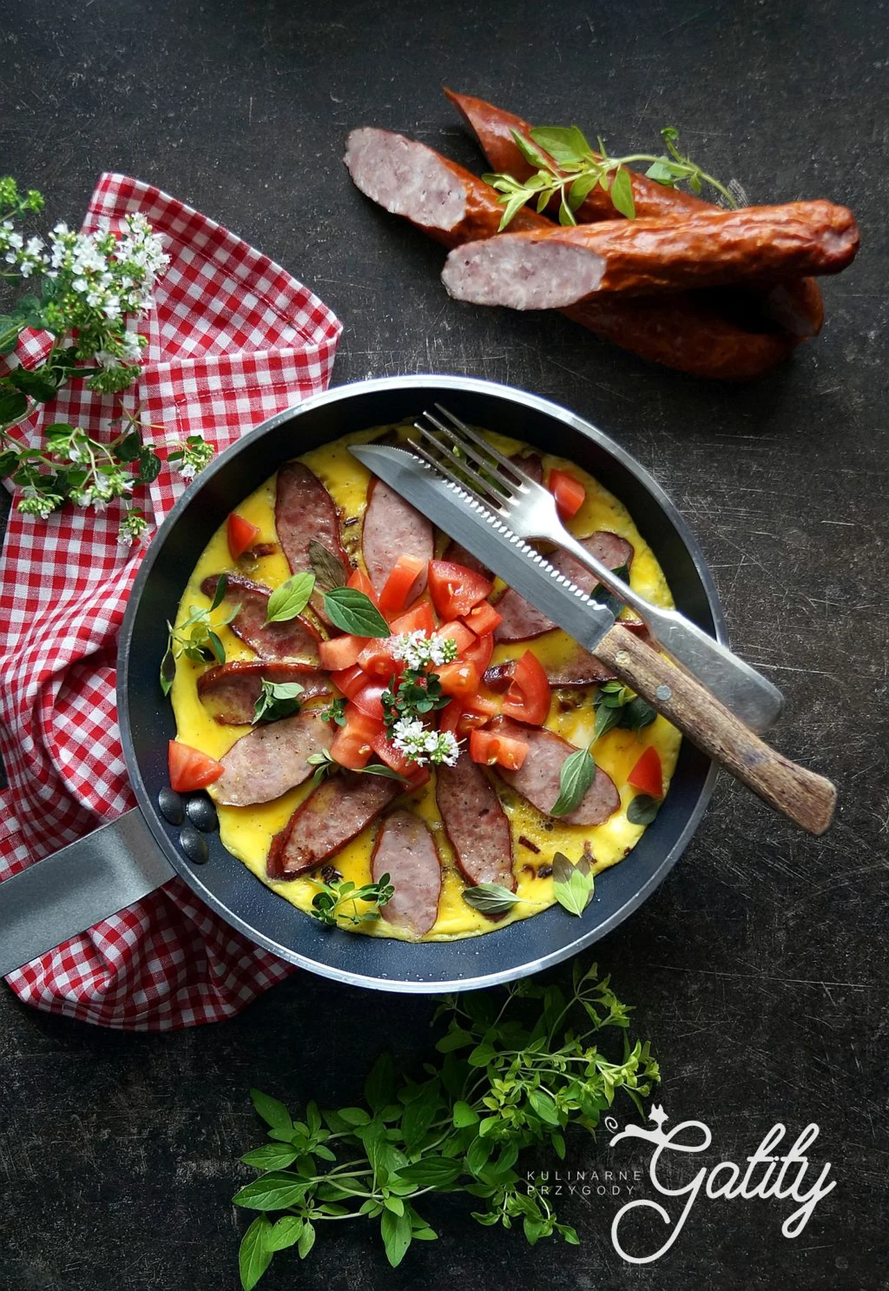 Omlet z kiełbasą podwawelską i świeżymi ziołami