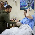 Włodymyr Zełenski odwiedził rannych żołnierzy. „Zdrowiejcie. Życzę wam siły. Dobra robota."