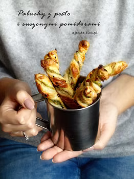 Paluchy z pesto i suszonymi pomidorami
