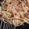 Spaghetti z szynką prosciutto, suszonymi pomidorami i sosem carbonara