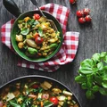 Warzywna paella z ciecierzycą i kaszą jaglaną