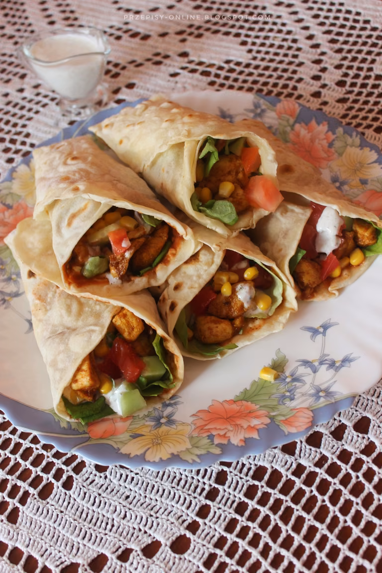 Tortilla z kurczakiem i warzywami (rollo kebab)