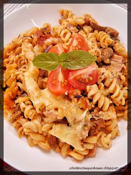 Zapiekanka makaronowa z szynką i pieczarkami