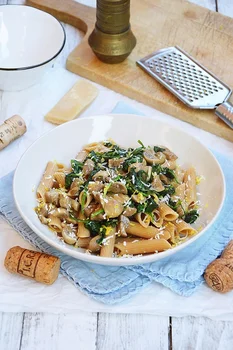 Penne ze szpinakiem i pieczarkami