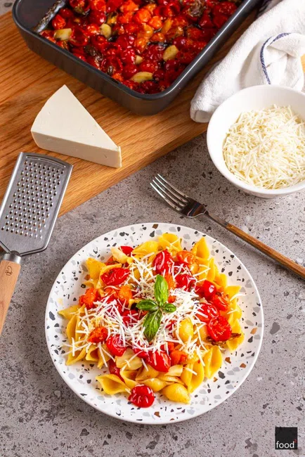 Makaron z pieczonymi pomidorami i serem ricotta salata - food²