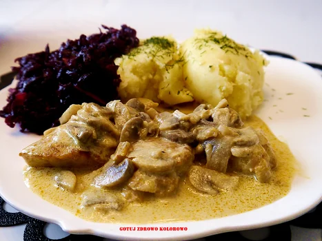 Polędwiczki z indyka w sosie pieczarkowym