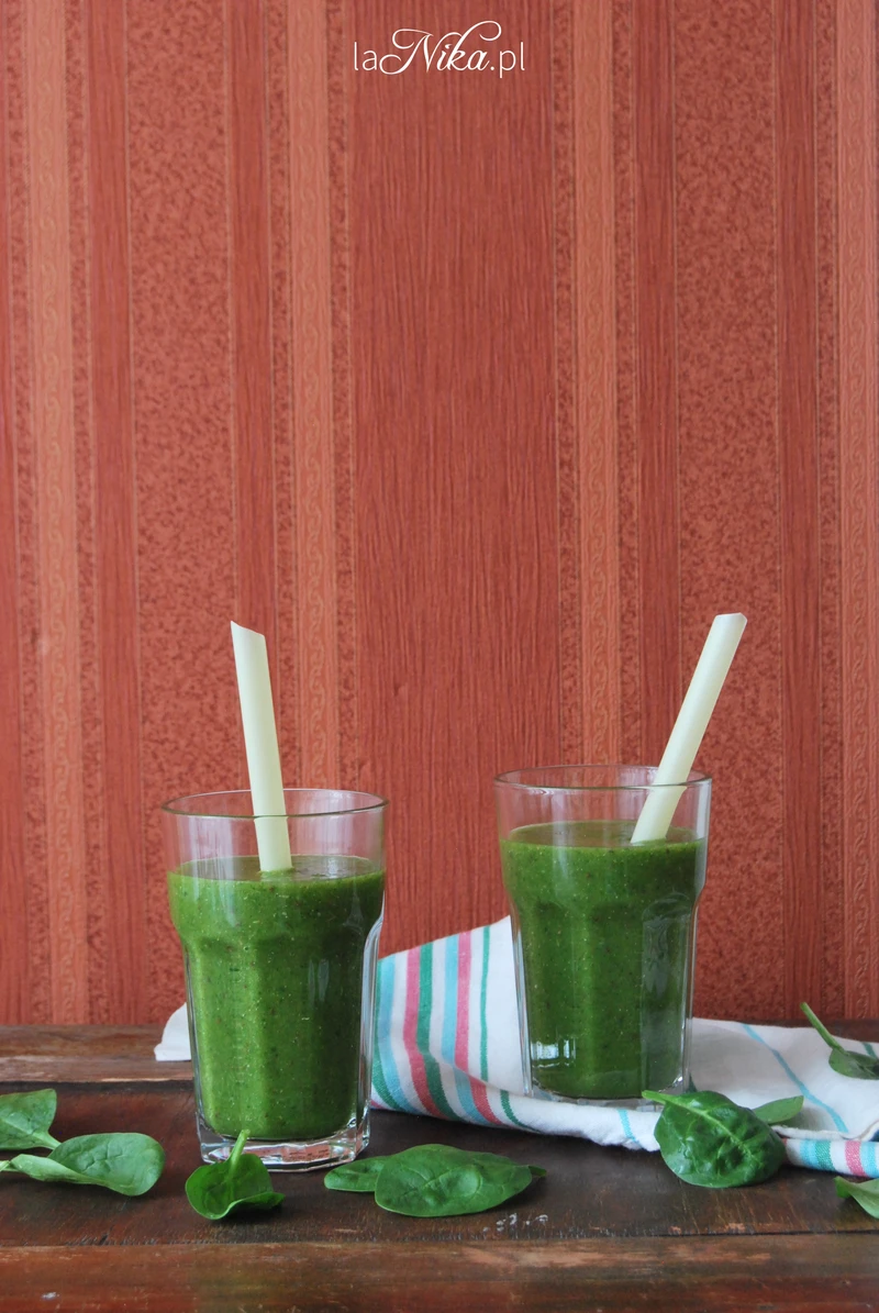 Smoothie ze szpinakiem, bananami, pomarańczami i nasionami chia