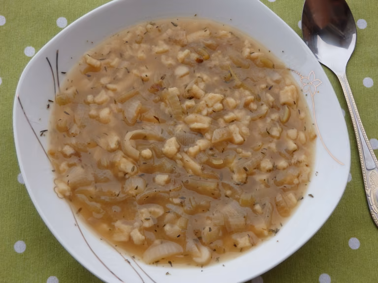Zupa cebulowa z tartymi kluseczkami