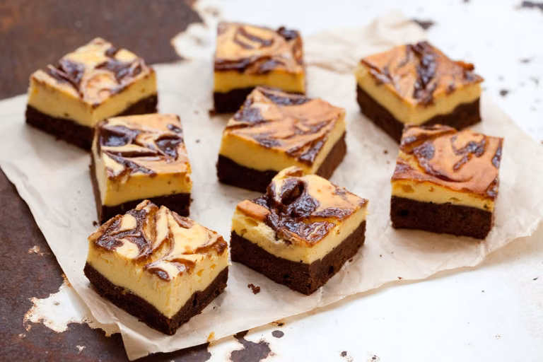 SERNIKOBROWNIE Z DYNIĄ I ŚLIWKAMI