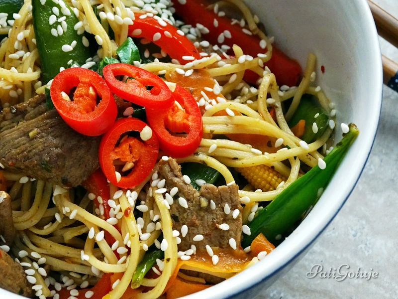 Chow mein z wieprzowiną i z warzywami
