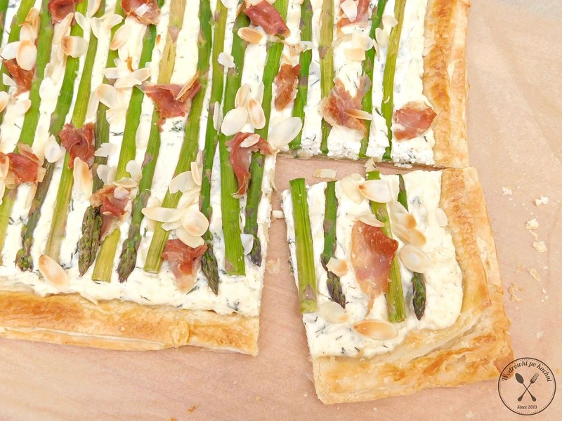 Wytrawna tarta ze szparagami i prosciutto