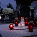 Czy zmarli się z nami kontaktują? Oto 10 sygnałów według psychologii i tradycji