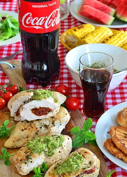 Piersi z kurczaka z grilla faszerowane suszonymi pomidorami i serem pleśniowym podane z pesto pistac
