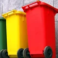 Nowe zasady segregacji odpadów! Czerwone kosze na śmieci zalewają polskie miasta i zaskoczyły mieszkańców