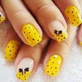 Żółte paznokcie z czarnymi kropkami