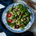 Sałatka z bulgurem, szparagami i bazyliowym pesto z szałwią