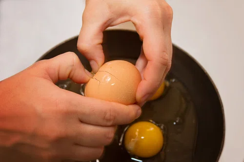 Jak sprawnie wyciągnąć skorupki z rozbitego jajka?