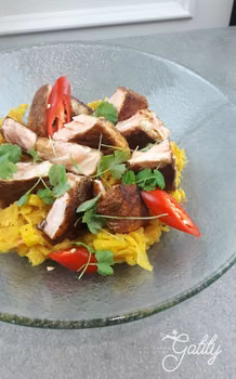 Palony łosoś z kapustą kiszoną curry Karola Okrasy