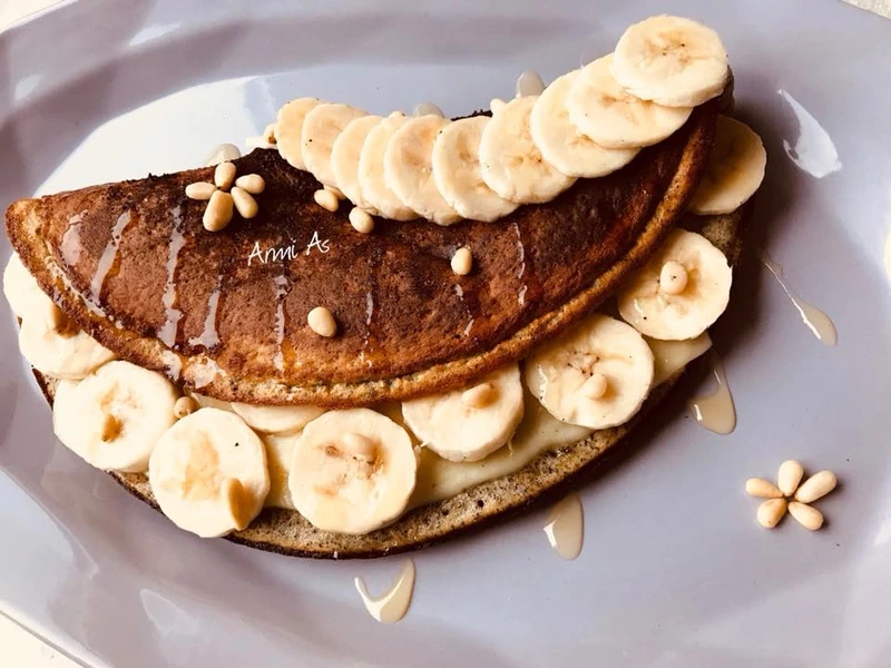 Omlet makowy z bananem i serem żółtym