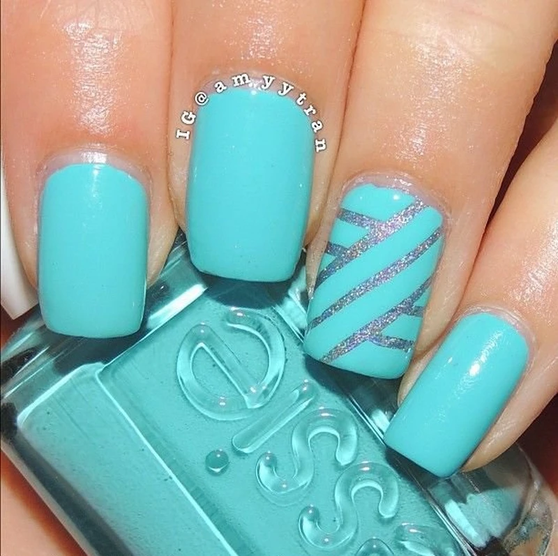 Błękitny manicure
