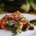 SAŁATKA Z BAKŁAŻANEM, POMIDORKAMI KOKTAJLOWYMI I PARMEZANEM