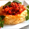 Pieczona ricotta z pikantą salsą truskawkową.