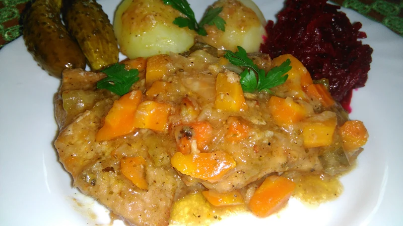Bitki wieprzowe w sosie warzywno-ogórkowym