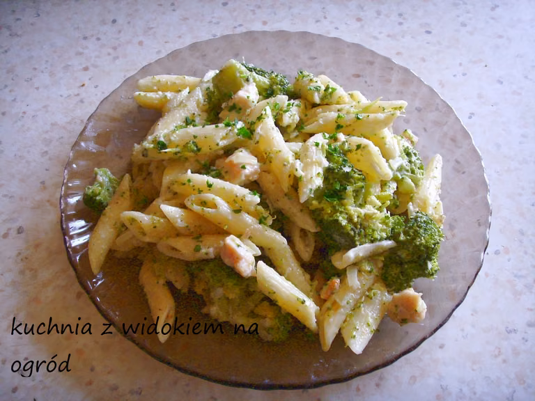 Penne z brokułem i piersią kurczaka w sosie z serka mascarpone.