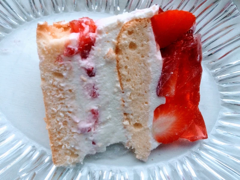Tort śmietankowo-jogurtowy z truskawkami